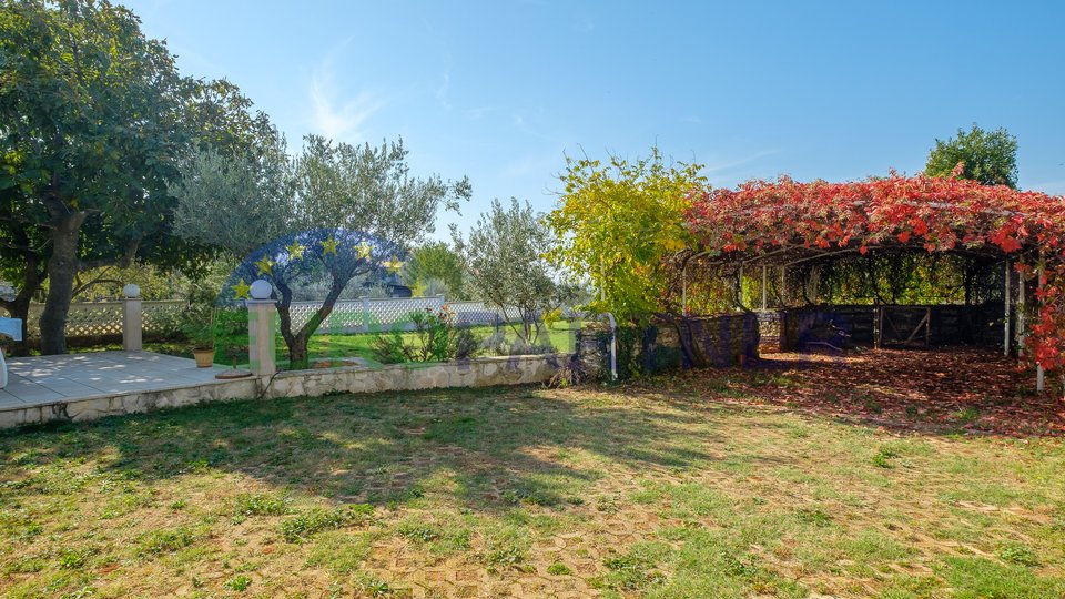 Detached family house with spacious yard, Peroj