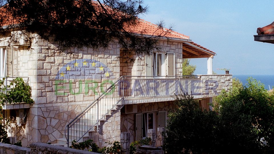 Dalmatinisches Steinhaus auf der Insel, 150 m vom Meer entfernt