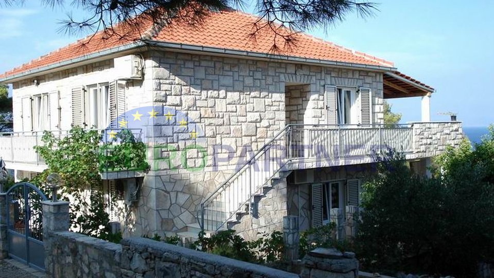 Dalmatinska kamena kuća na otoku, 150 m od mora