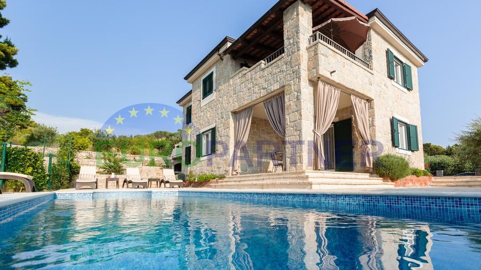 Luksuzna kamena vila sa bazenom i pogledom na more, Podstrana