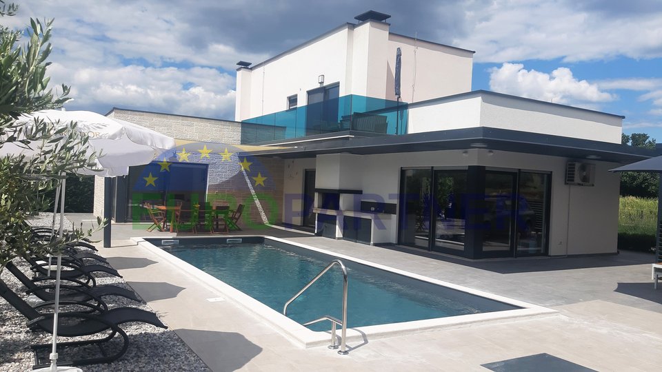 Elegante neue Villa mit Pool moderner Architektur