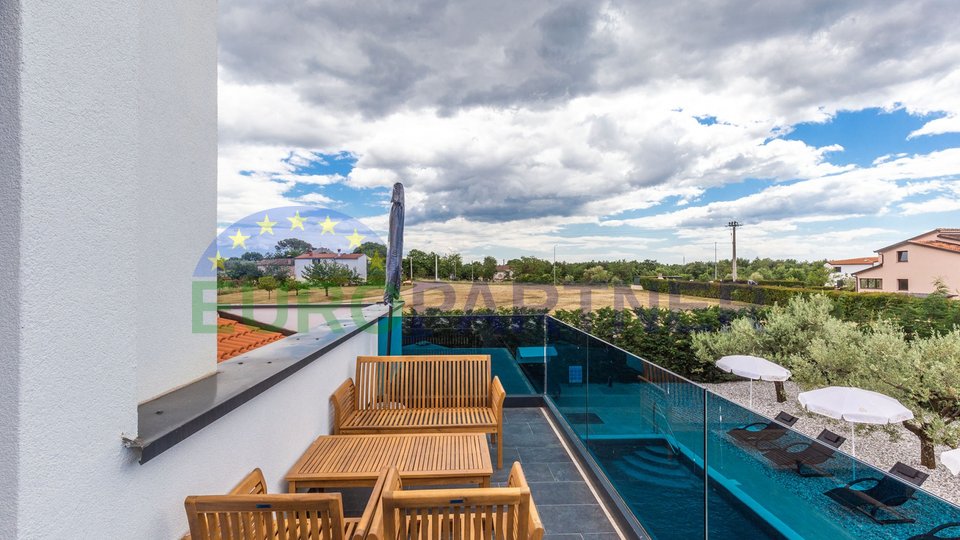Elegante neue Villa mit Pool moderner Architektur