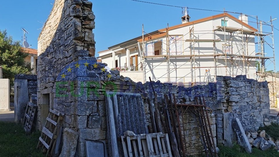 ODLIČNA PRILIKA!! Djelomično renovirana autohtona kamena kuća i ruševina sa dvorištem