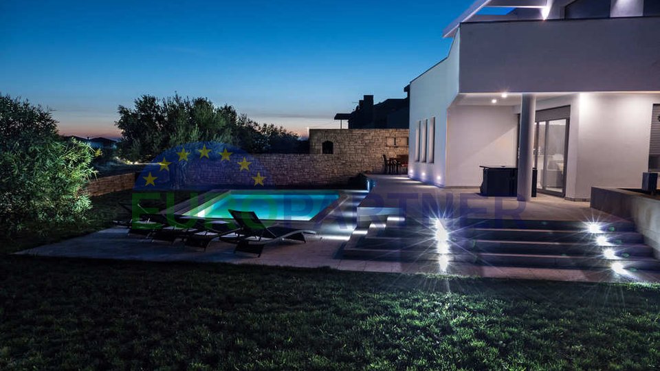 Moderna villa s bazenom i prekrasnim pogledom na Brijune