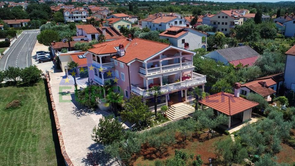 Opportunity for investors! Large house with apartments 300m far from the beach