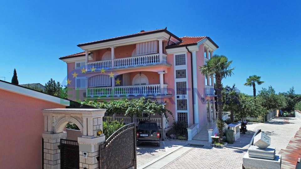 Opportunity for investors! Large house with apartments 300m far from the beach