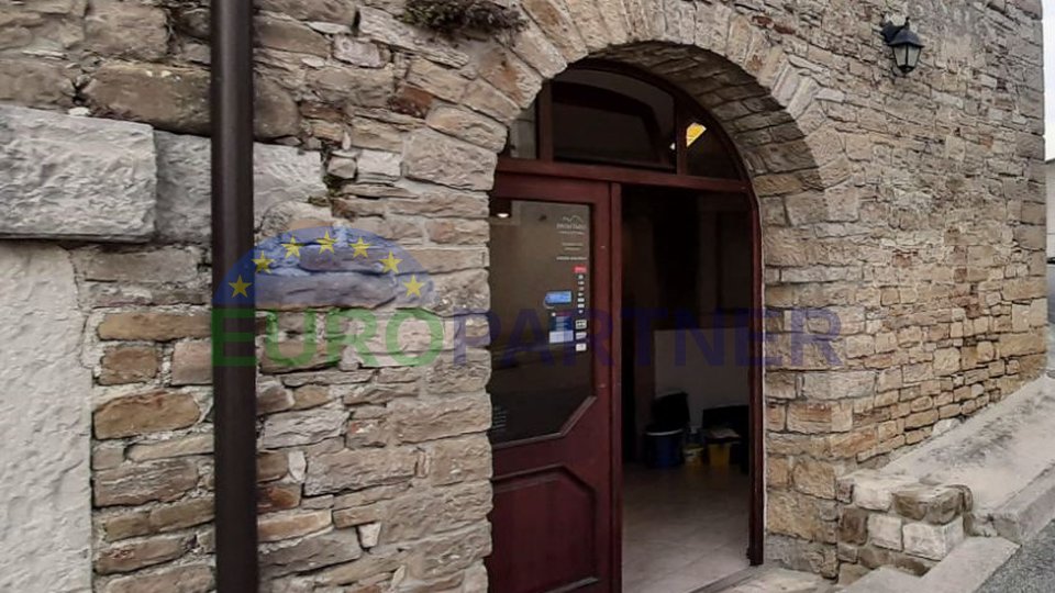 Casa indigena ristrutturata nel cuore di Montona, con spazi per uffici
