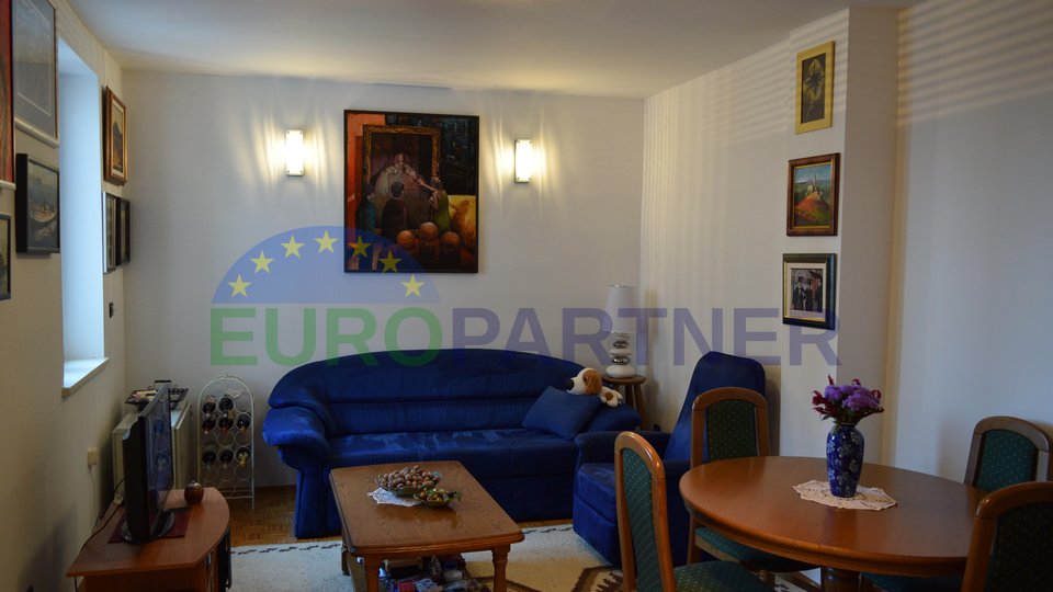 FIRST ROW TO THE SEA! BEAUTIFULLY FURNISHED AND COMPLETELY RENOVATED APARTMENT IN THE CENTER OF POREČ