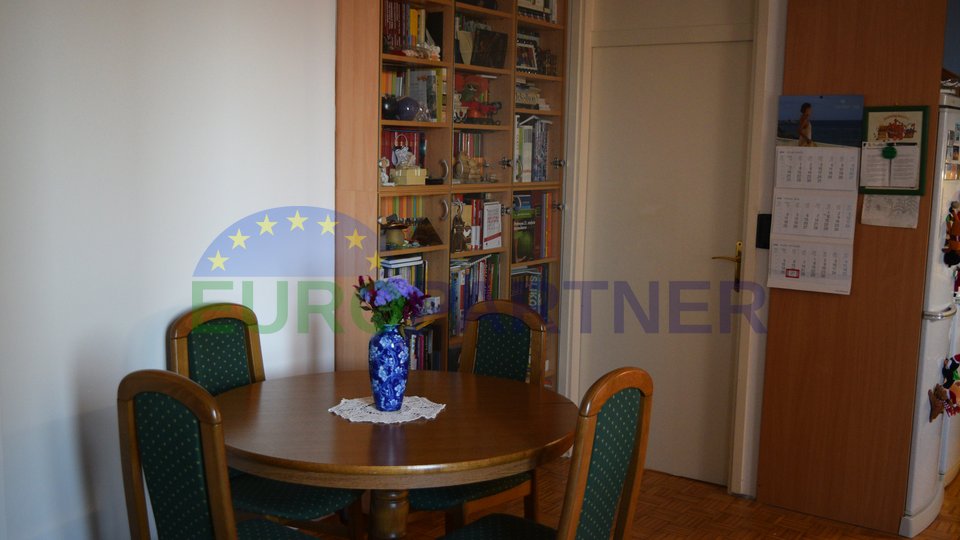 FIRST ROW TO THE SEA! BEAUTIFULLY FURNISHED AND COMPLETELY RENOVATED APARTMENT IN THE CENTER OF POREČ