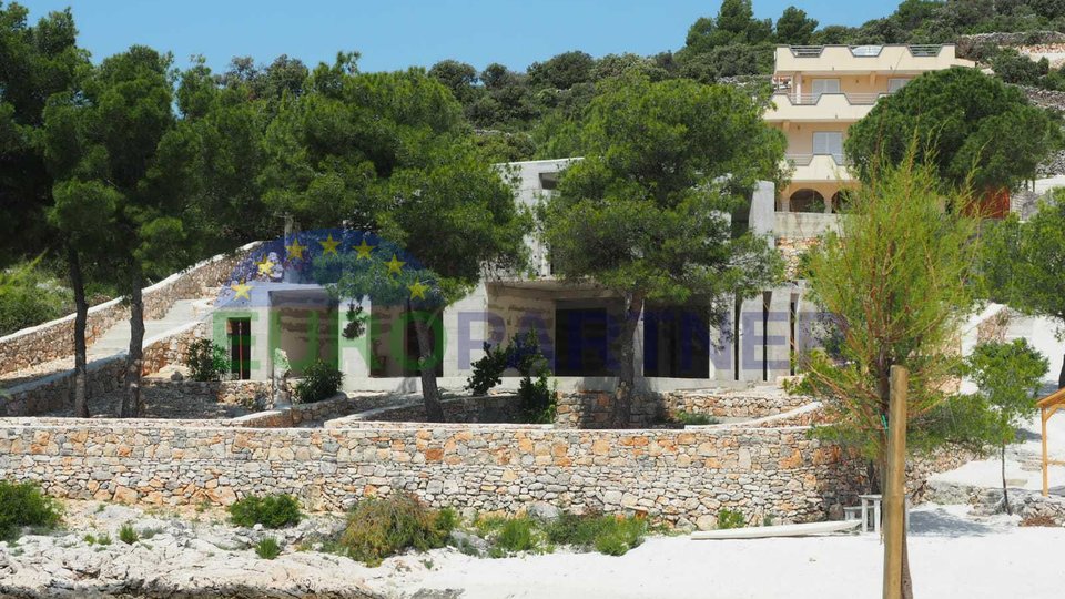 Moderna vila na vrhunskoj lokaciji  uz plažu