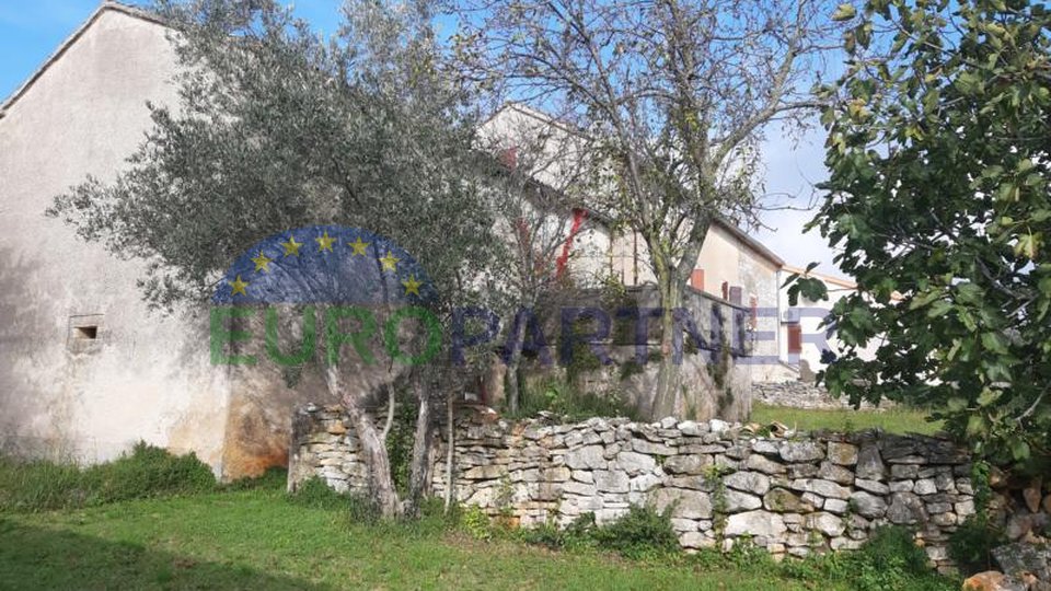 Istrisches Haus, an drei Seiten von einem großen Garten umgeben
