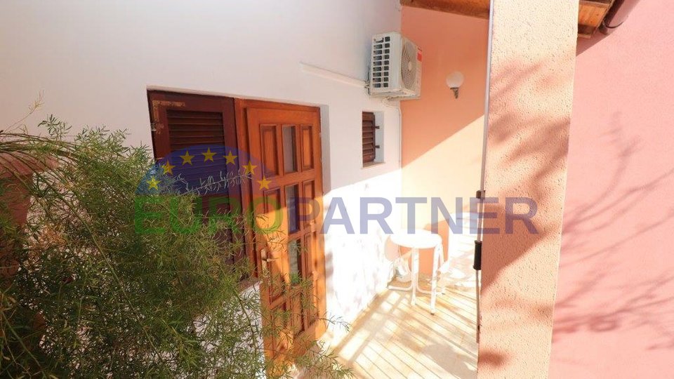 Arranged semi-detached apartment house with a beautiful garden and garage near Porec