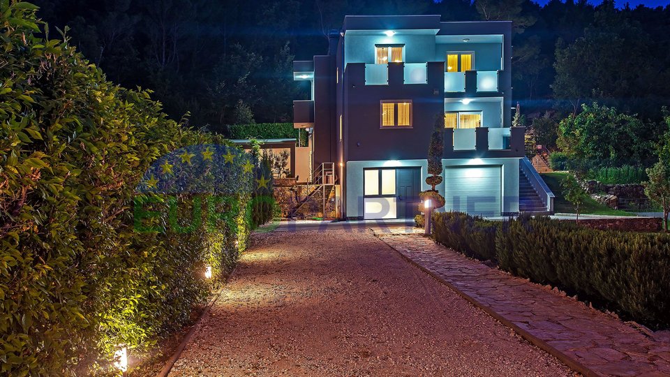 Villa mit Pool im Wald - eine Mischung aus modernem Design und unberührter Natur