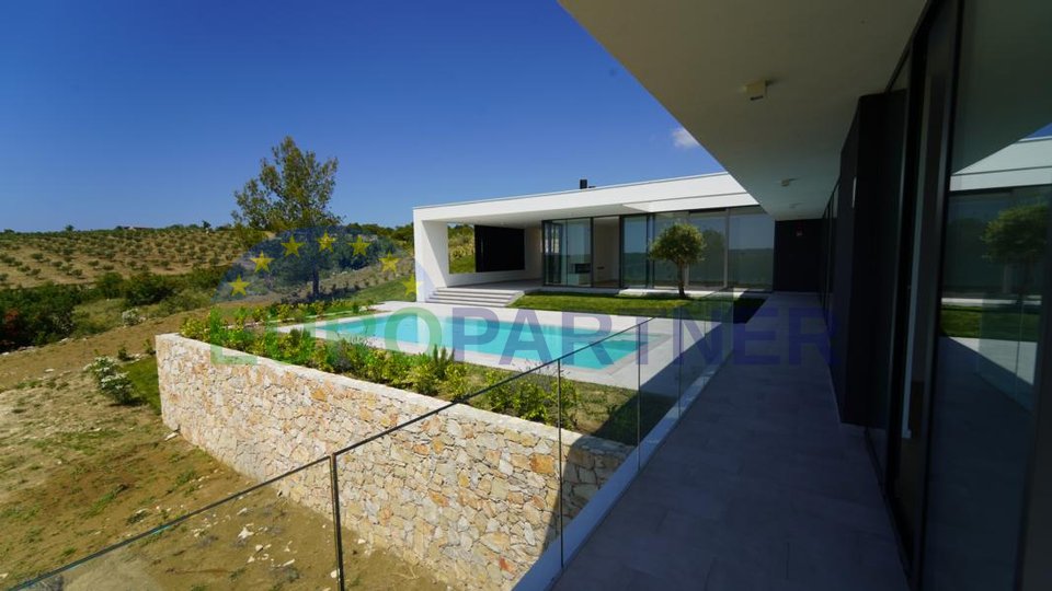 Luxury villa with fantastic sea views in the construction phase