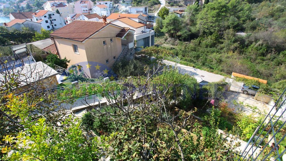House with 3 apartments on a charming Dalmatian island