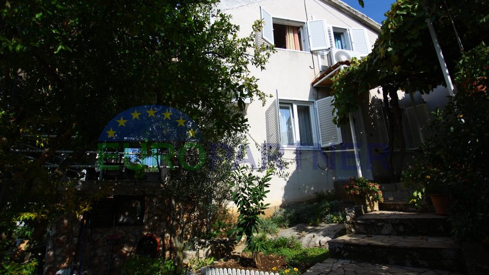 Haus mit 3 Wohnungen auf dalmatinischer Insel mit Flair