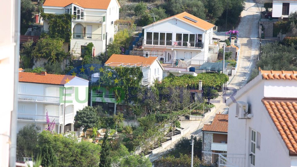Kuća s 3 apartmana na šarmantnom dalmatinskom otoku