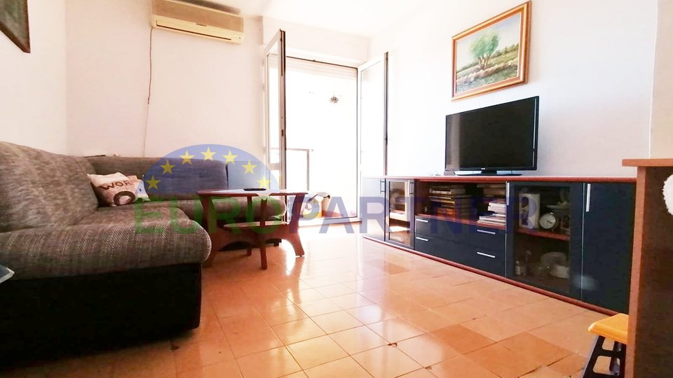 Comfortable 4 bedrooms apartment in a building with an elevator