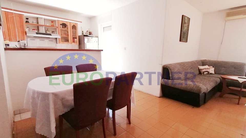Comfortable 4 bedrooms apartment in a building with an elevator