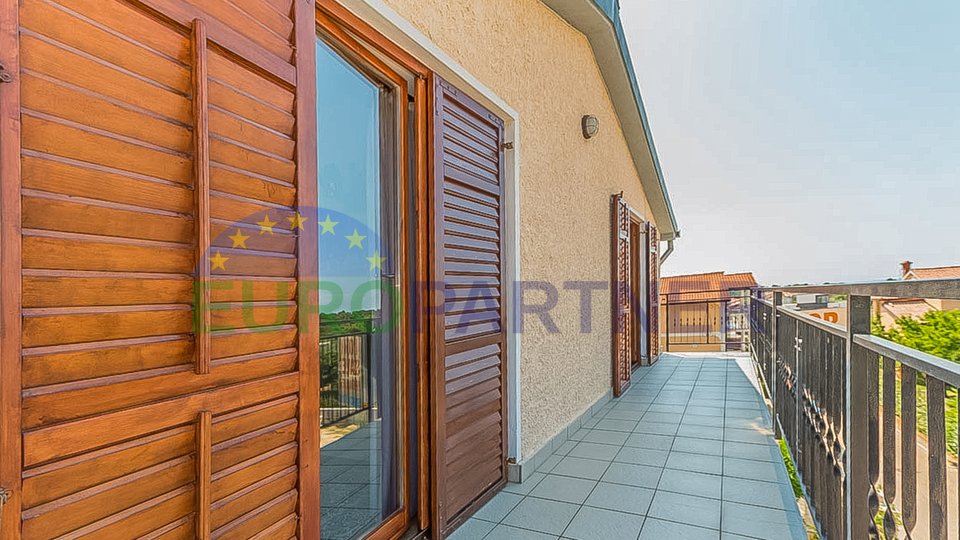 Detached house with three apartments near Novigrad