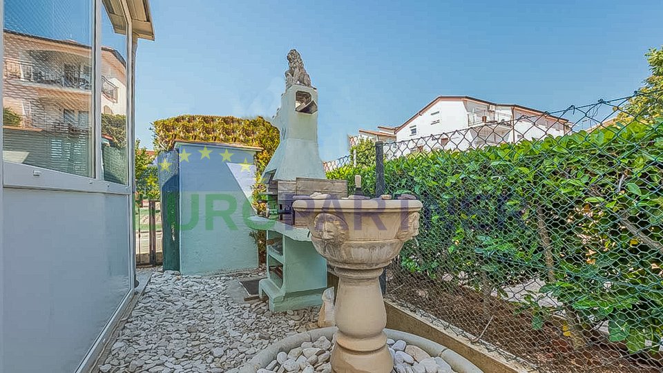 Detached house with three apartments near Novigrad