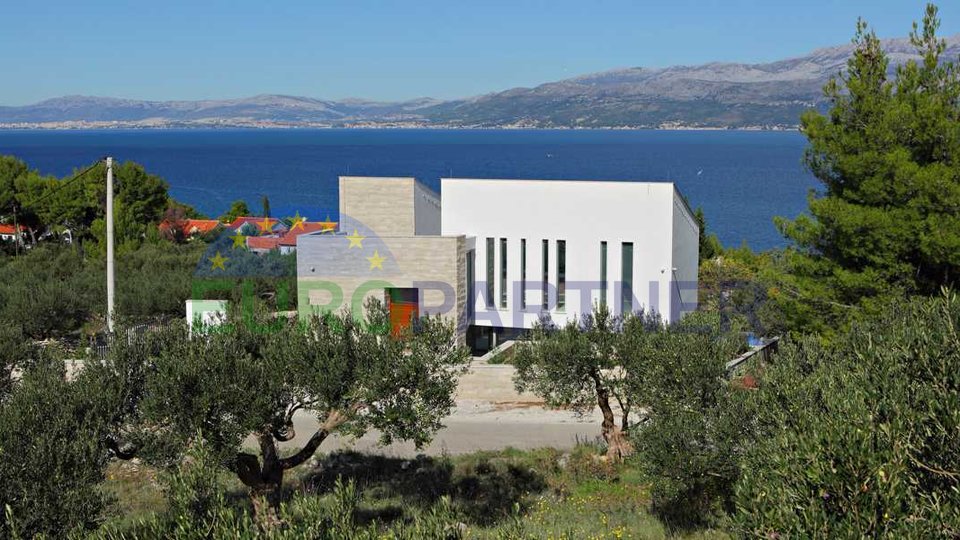 Villa moderna con vista mare