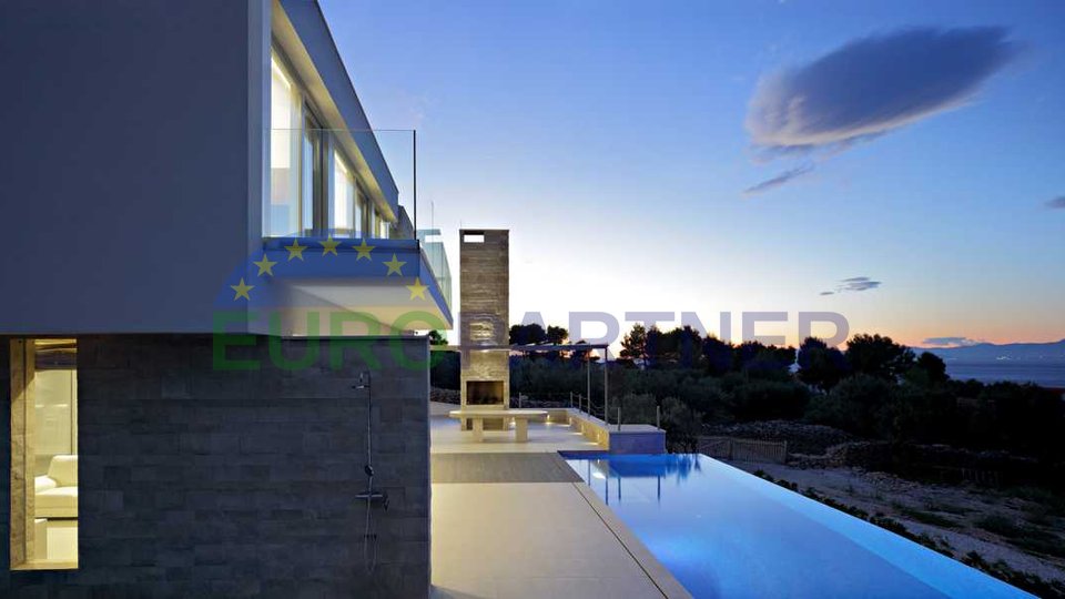 Villa moderna con vista mare