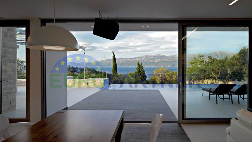 Villa moderna con vista mare