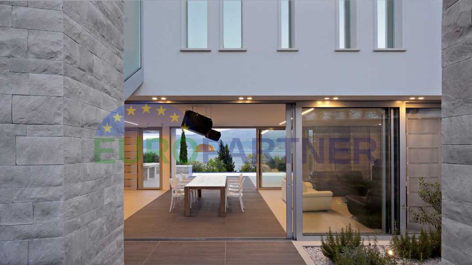 Villa moderna con vista mare