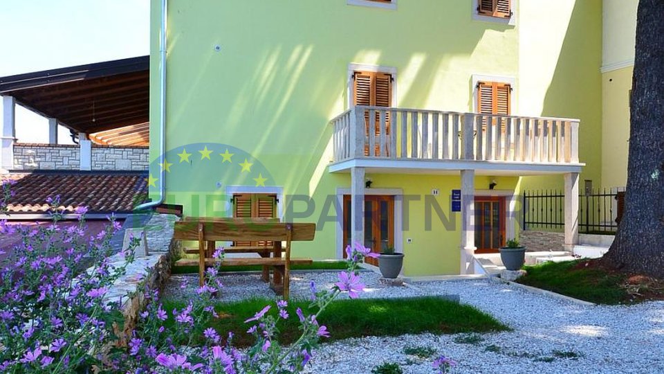 Novigrad, Casa con 3 appartamenti