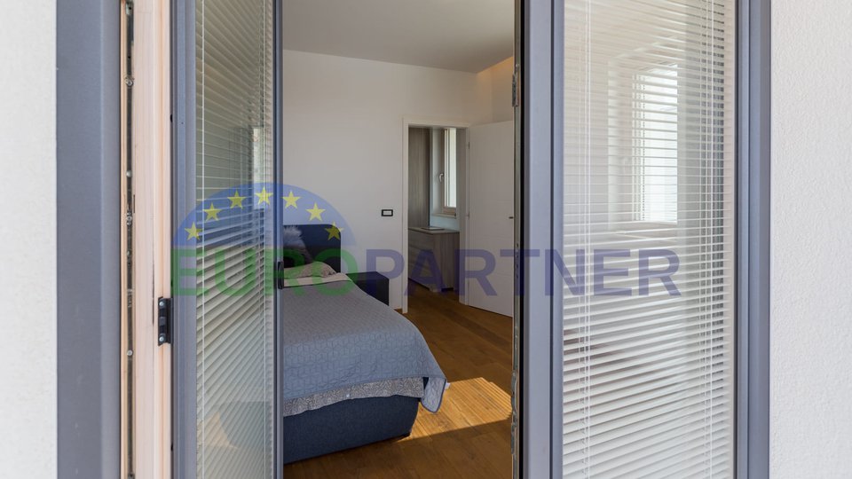 Moderne Villa mit Pool und Meerblick, 6 km von Porec entfernt