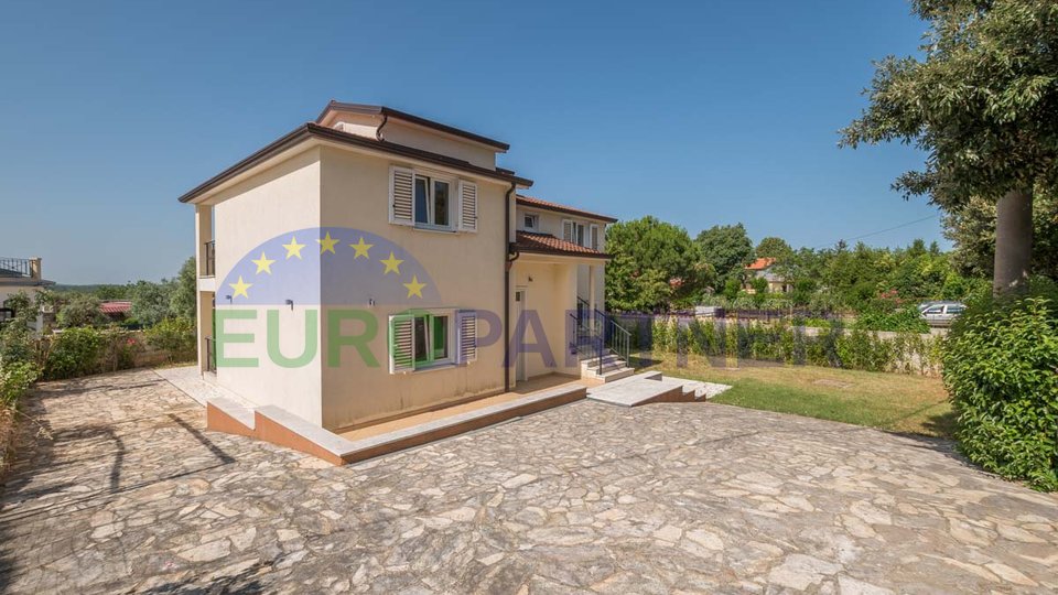 Detached house with two separate apartments