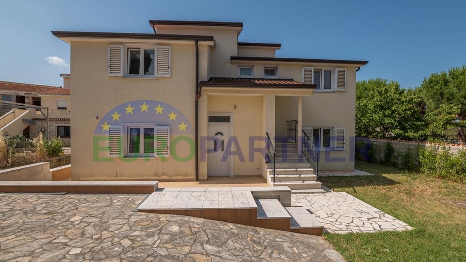 Detached house with two separate apartments