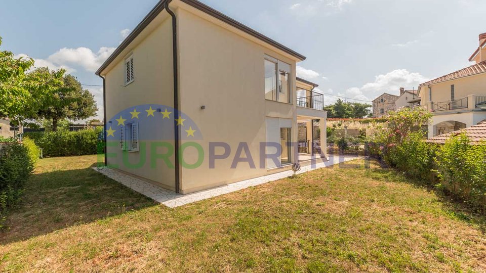 Detached house with two separate apartments