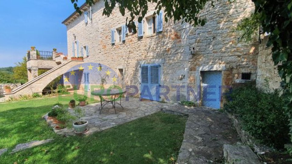 Stone house with pool on a plot of 10,000 m2, central Istria