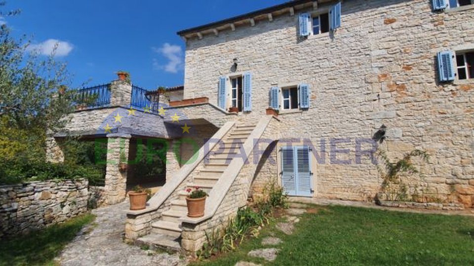 Casa in pietra con piscina su un terreno di 10.000 m2, Istria centrale
