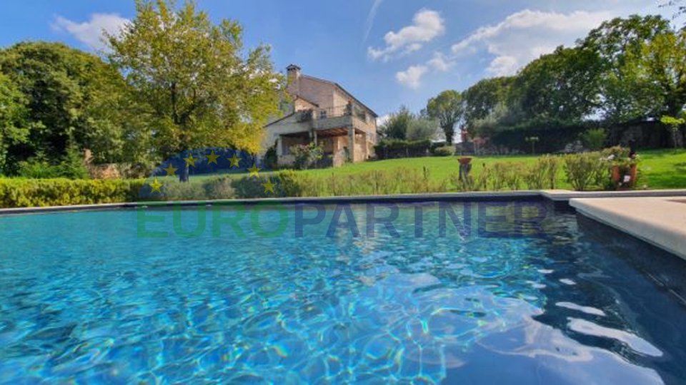 Steinhaus mit Pool auf einem Grundstück von 10.000 m2, Zentralistrien