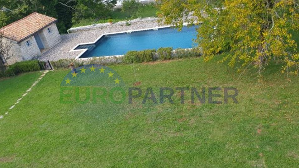 Kamena kuća sa bazenom na zemljištu od 10 000 m2, centralna Istra