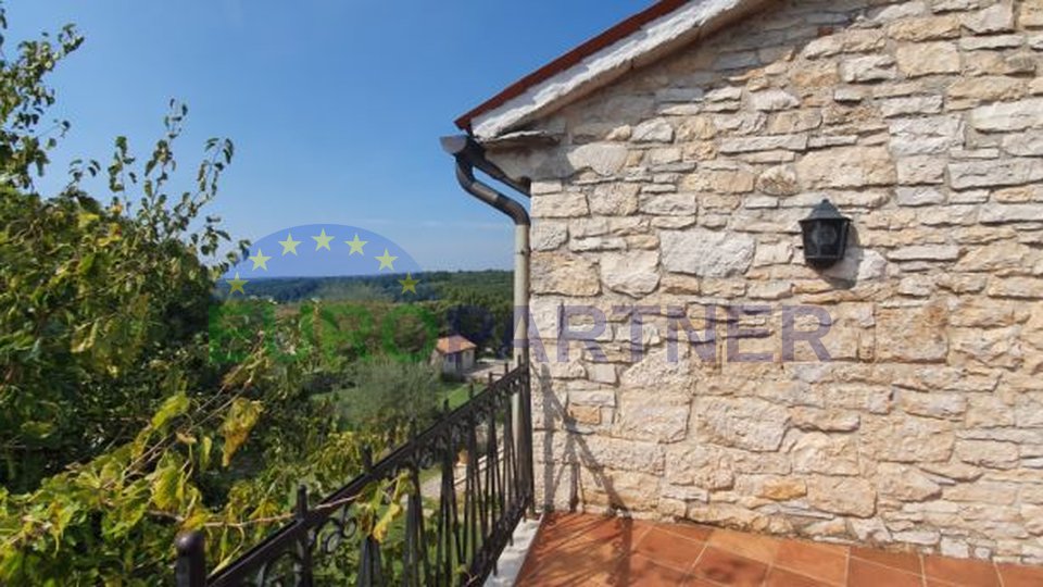 Kamena kuća sa bazenom na zemljištu od 10 000 m2, centralna Istra