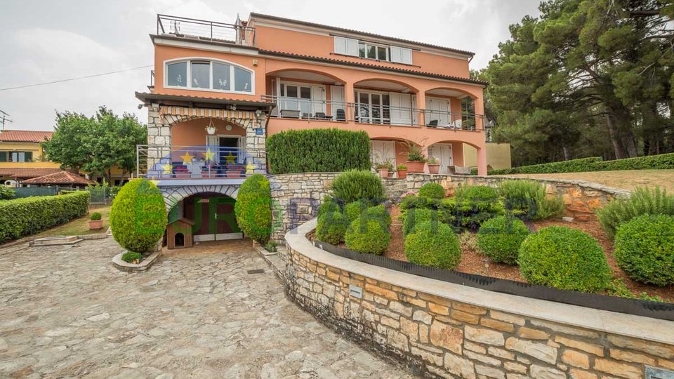 Family villa with spectacular sea views, close to the city center and beaches