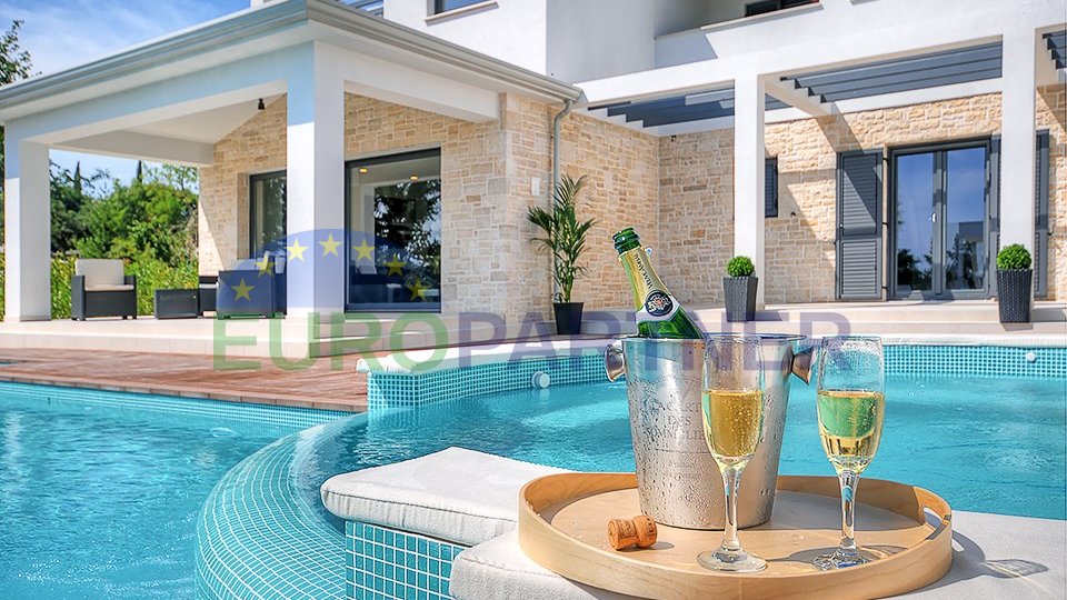Moderne schöne Villa mit Pool