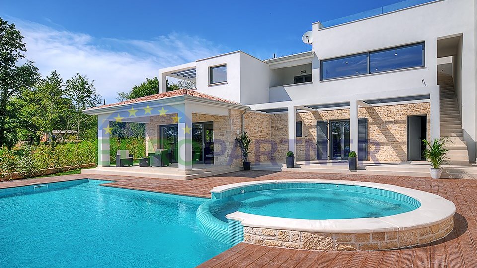 Moderne schöne Villa mit Pool