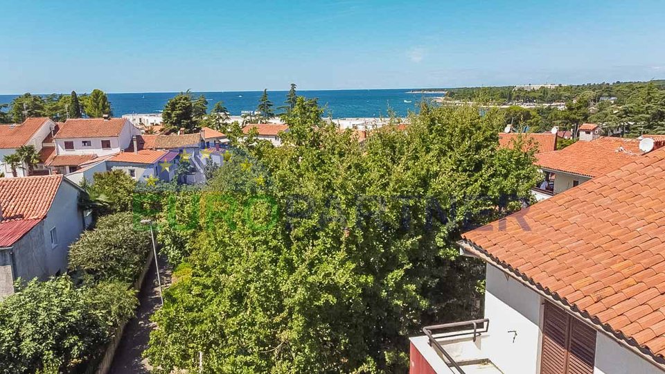 POREČ, Haus mit Wohnungen 500 m vom Meer entfernt
