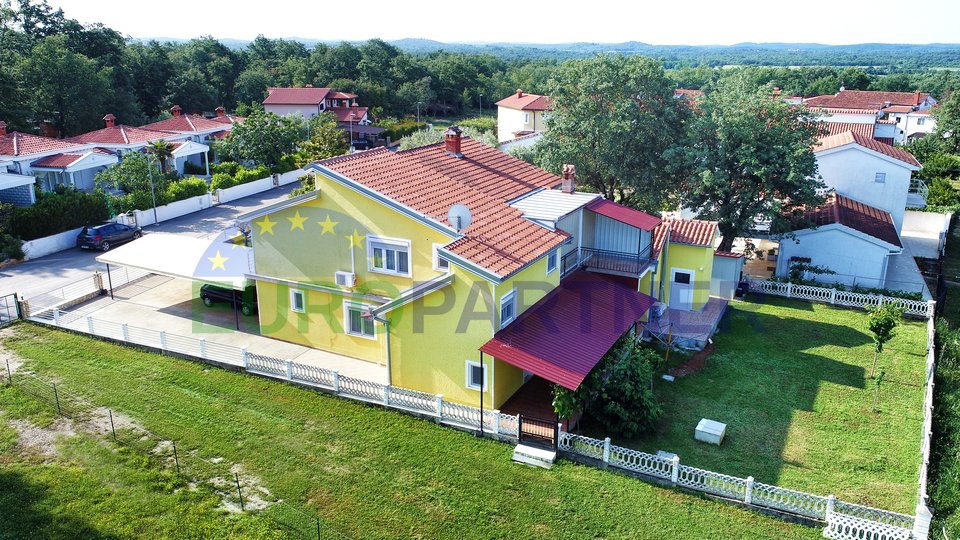 Porec, very attractive house with apartments and a large yard