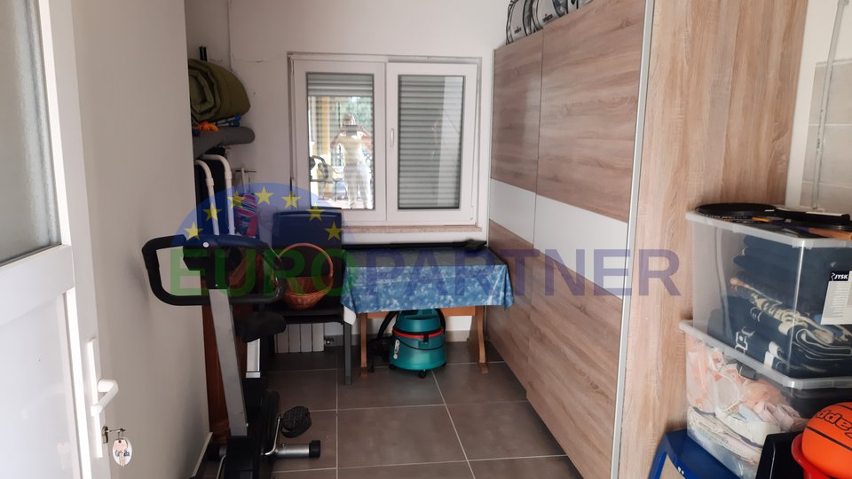 Porec, very attractive house with apartments and a large yard
