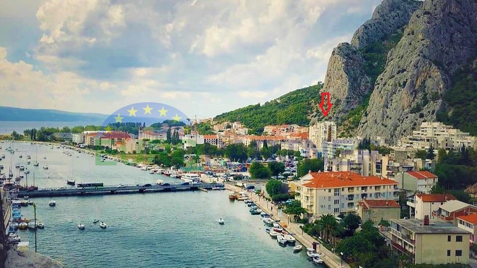 Luxurious apartment 70m2 with a beautiful view of Omis, in a quiet neighborhood