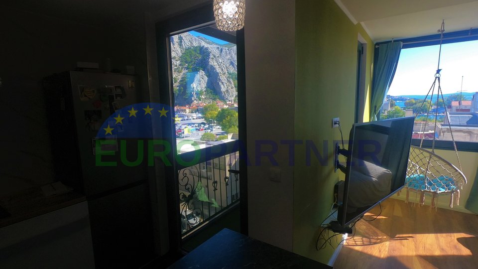 Luxurious apartment 70m2 with a beautiful view of Omis, in a quiet neighborhood