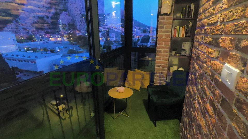 Luxuriöse Wohnung 70m2 mit schönem Blick auf Omis, in einer ruhigen Gegend