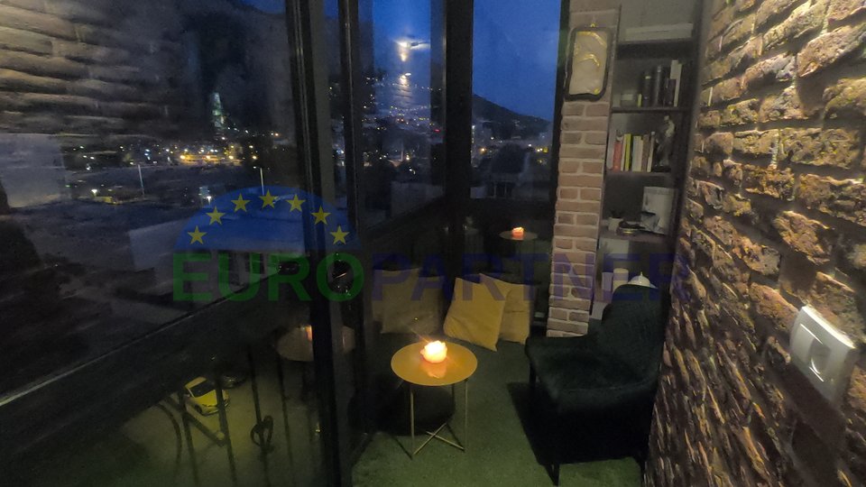 Lussuoso appartamento 70m2 con una bellissima vista su Omis, in un quartiere tranquillo