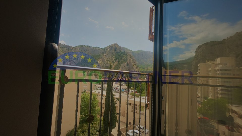 Lussuoso appartamento 70m2 con una bellissima vista su Omis, in un quartiere tranquillo